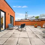 2 Bed Apt W/Parking - City Centre ✘ Private Rooftop Terrace → Close To Brindley Place, Broad St, Utilita Arena Birmingham, Legoland, Sea Life Centre Birmingham, Symphony Hall