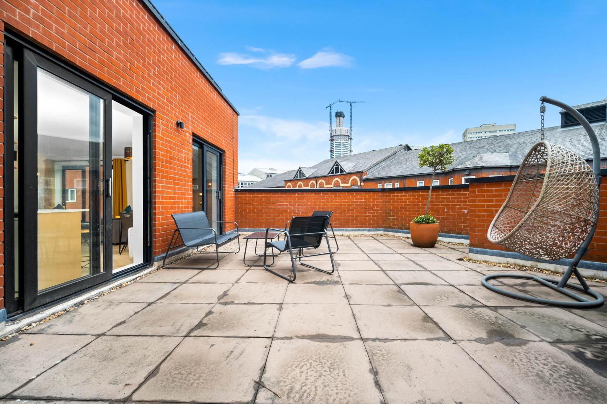 2 Bed W/parking - Centre ✘ Private Rooftop Terrace → Close To Brindley Place, Broad St, Utilita Arena Birmingham, Legoland, Sea Life Centre Birmingham, Symphony Hall Apartment Birmingham