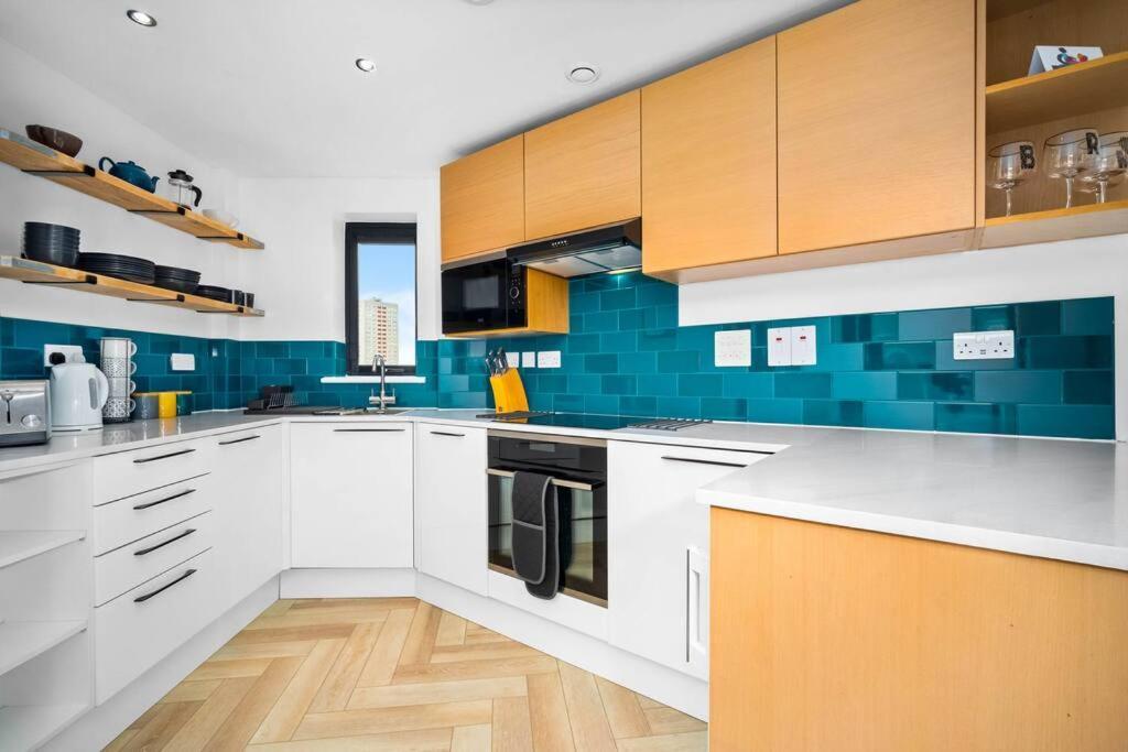 2 Bed W/parking - Centre ✘ Private Rooftop Terrace → Close To Brindley Place, Broad St, Utilita Arena Birmingham, Legoland, Sea Life Centre Birmingham, Symphony Hall *
