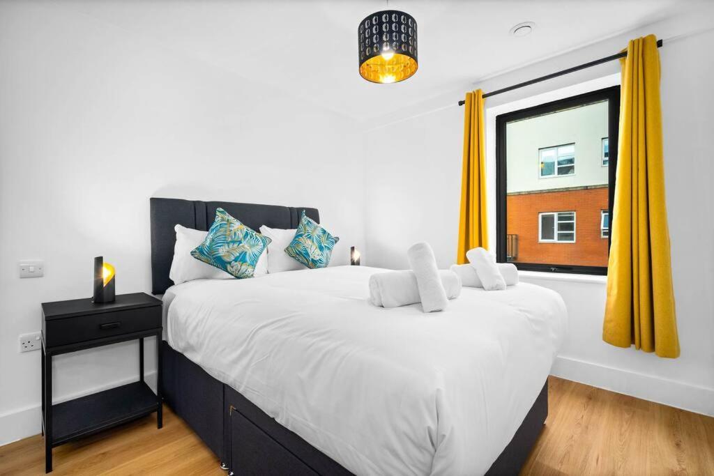 Apartment 2 Bed W/parking - Centre ✘ Private Rooftop Terrace → Close To Brindley Place, Broad St, Utilita Arena Birmingham, Legoland, Sea Life Centre Birmingham, Symphony Hall