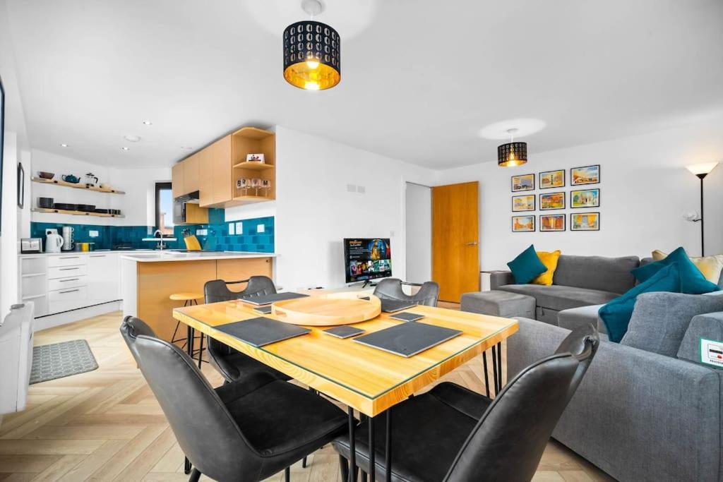 Apartment 2 Bed W/parking - Centre ✘ Private Rooftop Terrace → Close To Brindley Place, Broad St, Utilita Arena Birmingham, Legoland, Sea Life Centre Birmingham, Symphony Hall Birmingham