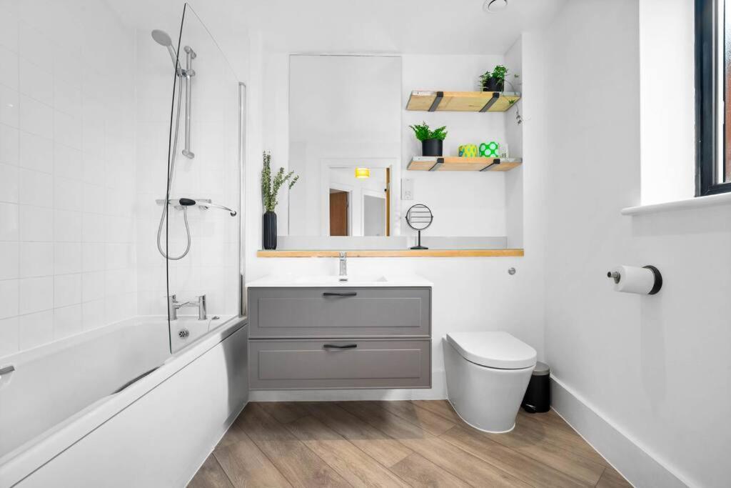 Apartment 2 Bed W/parking - Centre ✘ Private Rooftop Terrace → Close To Brindley Place, Broad St, Utilita Arena Birmingham, Legoland, Sea Life Centre Birmingham, Symphony Hall