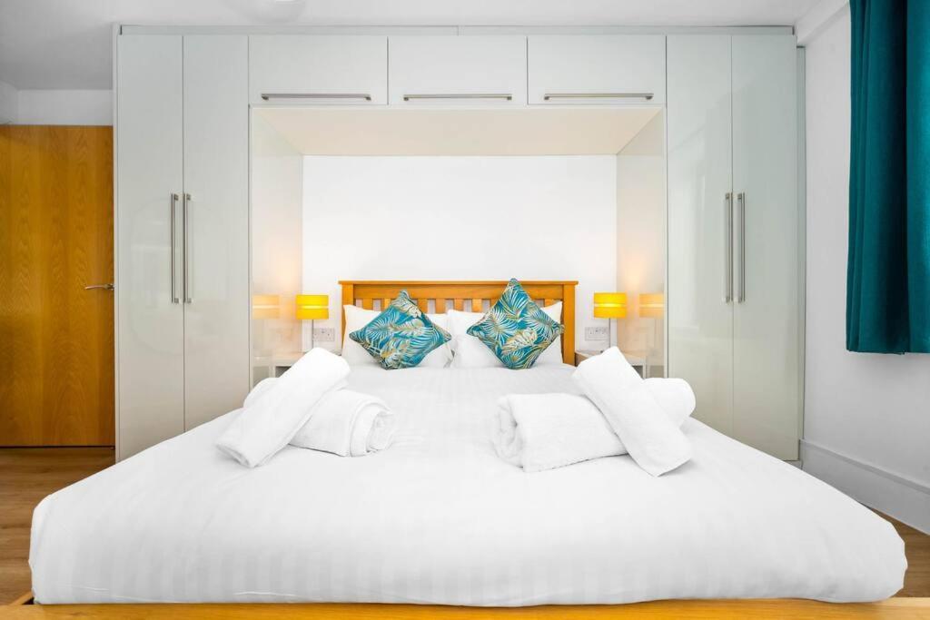 2 Bed W/parking - Centre ✘ Private Rooftop Terrace → Close To Brindley Place, Broad St, Utilita Arena Birmingham, Legoland, Sea Life Centre Birmingham, Symphony Hall * Birmingham