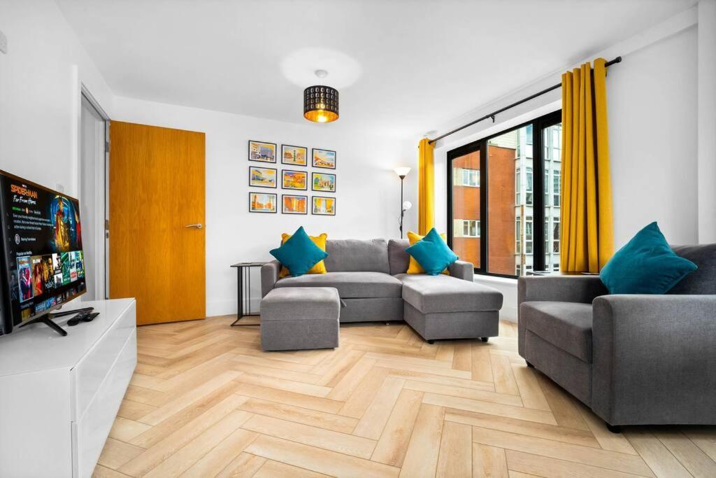 2 Bed W/parking - Centre ✘ Private Rooftop Terrace → Close To Brindley Place, Broad St, Utilita Arena Birmingham, Legoland, Sea Life Centre Birmingham, Symphony Hall *
