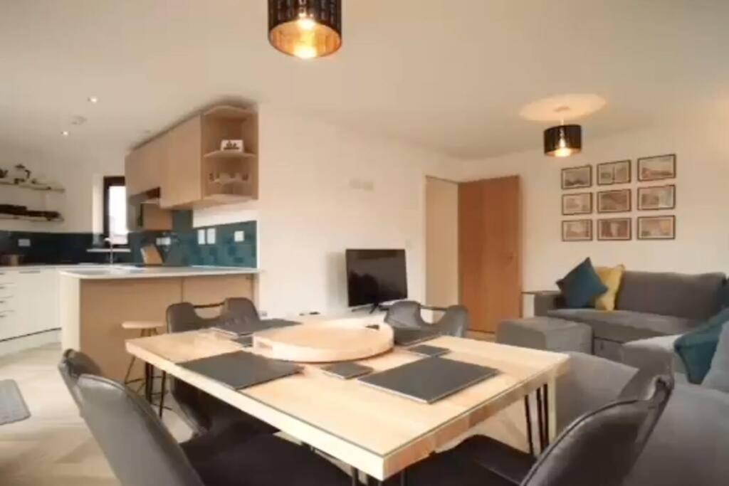 2 Bed W/parking - Centre ✘ Private Rooftop Terrace → Close To Brindley Place, Broad St, Utilita Arena Birmingham, Legoland, Sea Life Centre Birmingham, Symphony Hall Birmingham