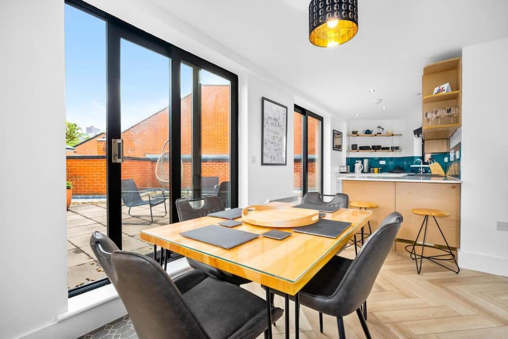 2 Bed W/parking - Centre ✘ Private Rooftop Terrace → Close To Brindley Place, Broad St, Utilita Arena Birmingham, Legoland, Sea Life Centre Birmingham, Symphony Hall Apartment *