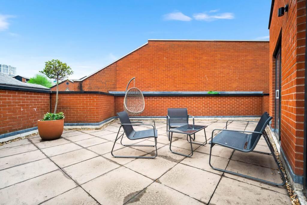 2 Bed W/parking - Centre ✘ Private Rooftop Terrace → Close To Brindley Place, Broad St, Utilita Arena Birmingham, Legoland, Sea Life Centre Birmingham, Symphony Hall Birmingham