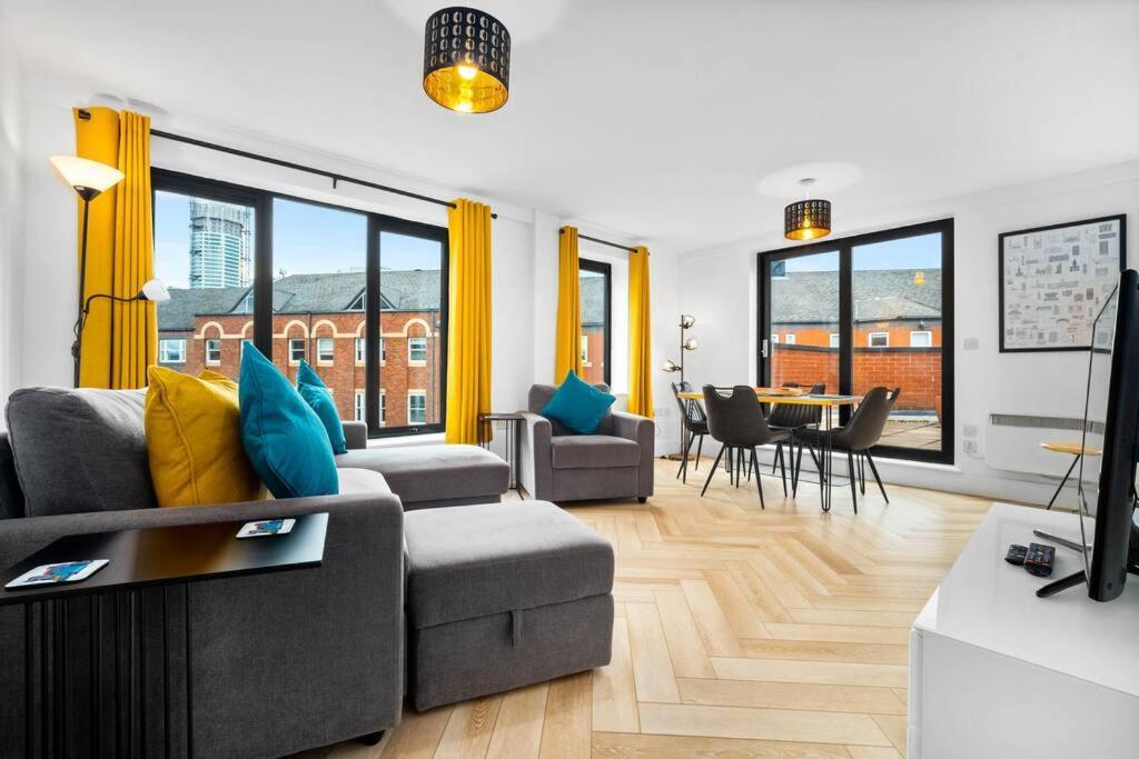 2 Bed W/parking - Centre ✘ Private Rooftop Terrace → Close To Brindley Place, Broad St, Utilita Arena Birmingham, Legoland, Sea Life Centre Birmingham, Symphony Hall * Birmingham